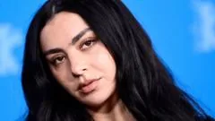 Charli XCX lança álbum Music, Fashion, Film e reflete sobre sua carreira