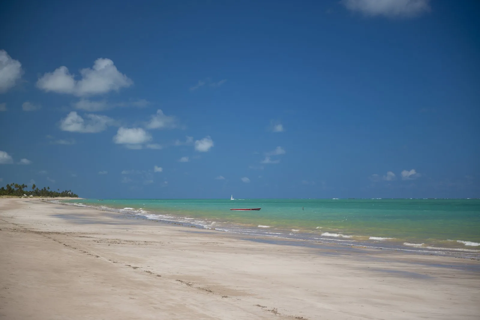 Polícia investiga condomínio por suspeita de despejar esgoto no mar da praia de Camboinha, em Cabedelo