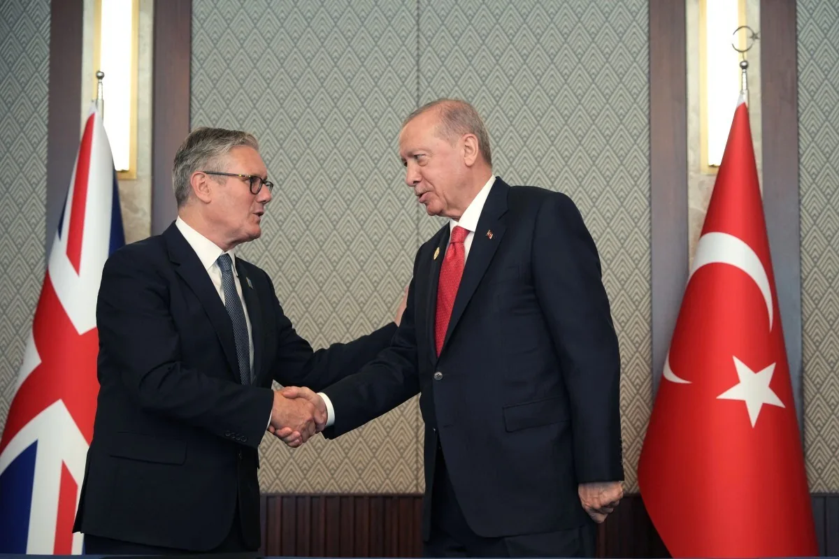 Primeiro-ministro do Reino Unido revela presente inusitado de Erdogan a líderes da Otan
