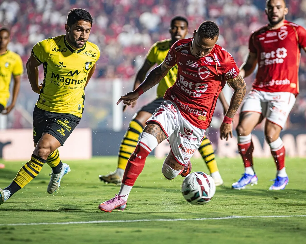Janderson brilha com gol nos acréscimos e garante vitória do Vila Nova