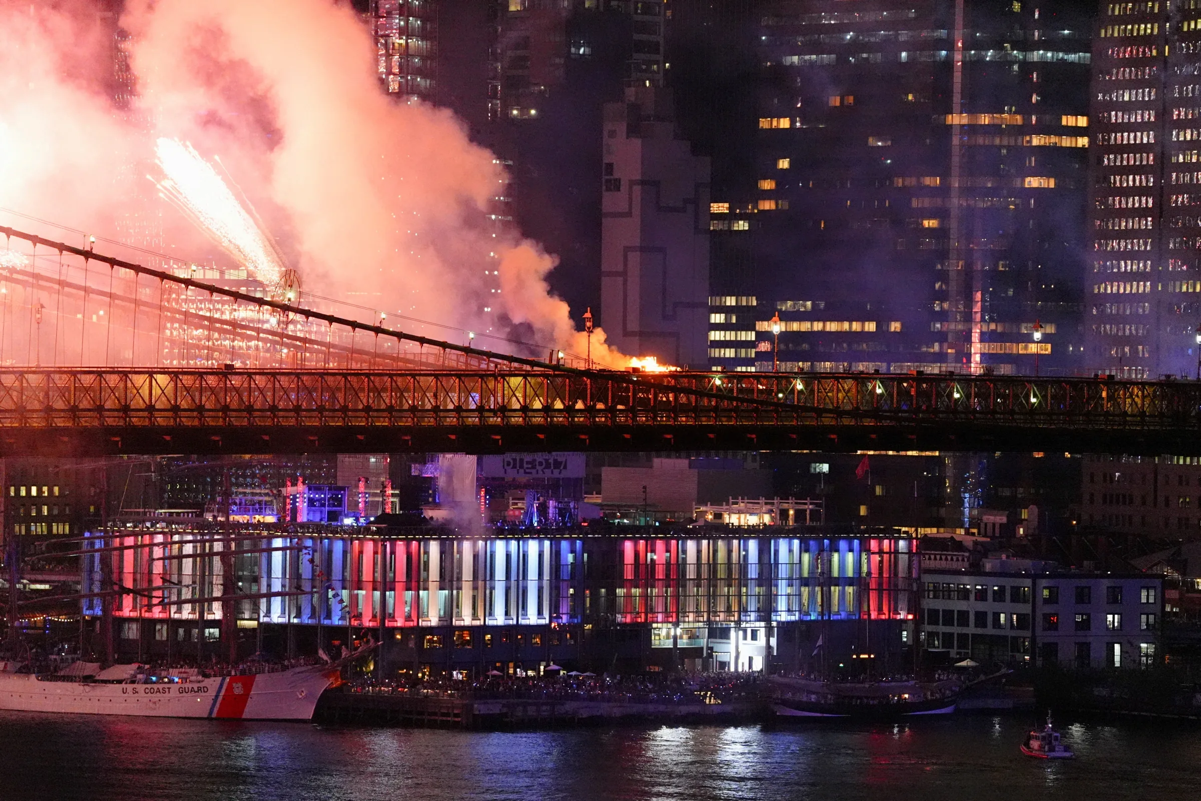 Incêndio atinge a Ponte do Brooklyn durante celebração do 4 de julho