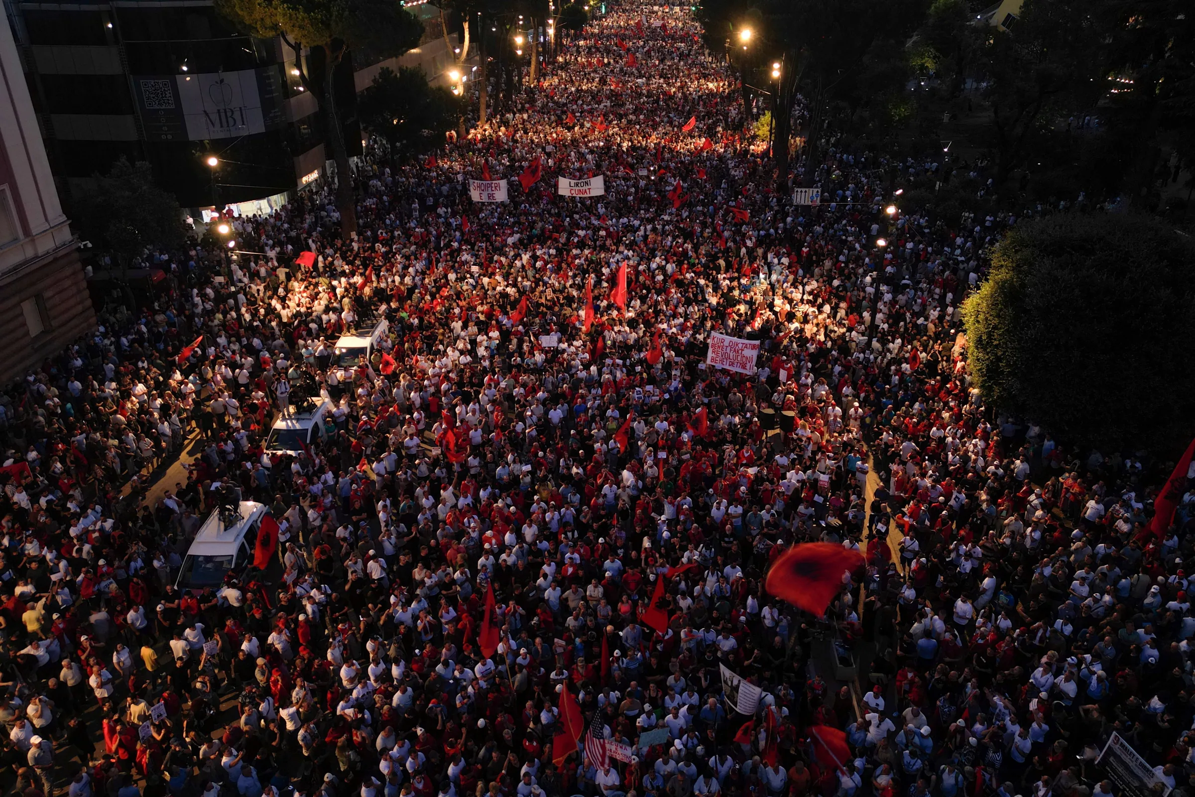 Milhares protestam na Albânia contra hotel de luxo ligado à família Trump