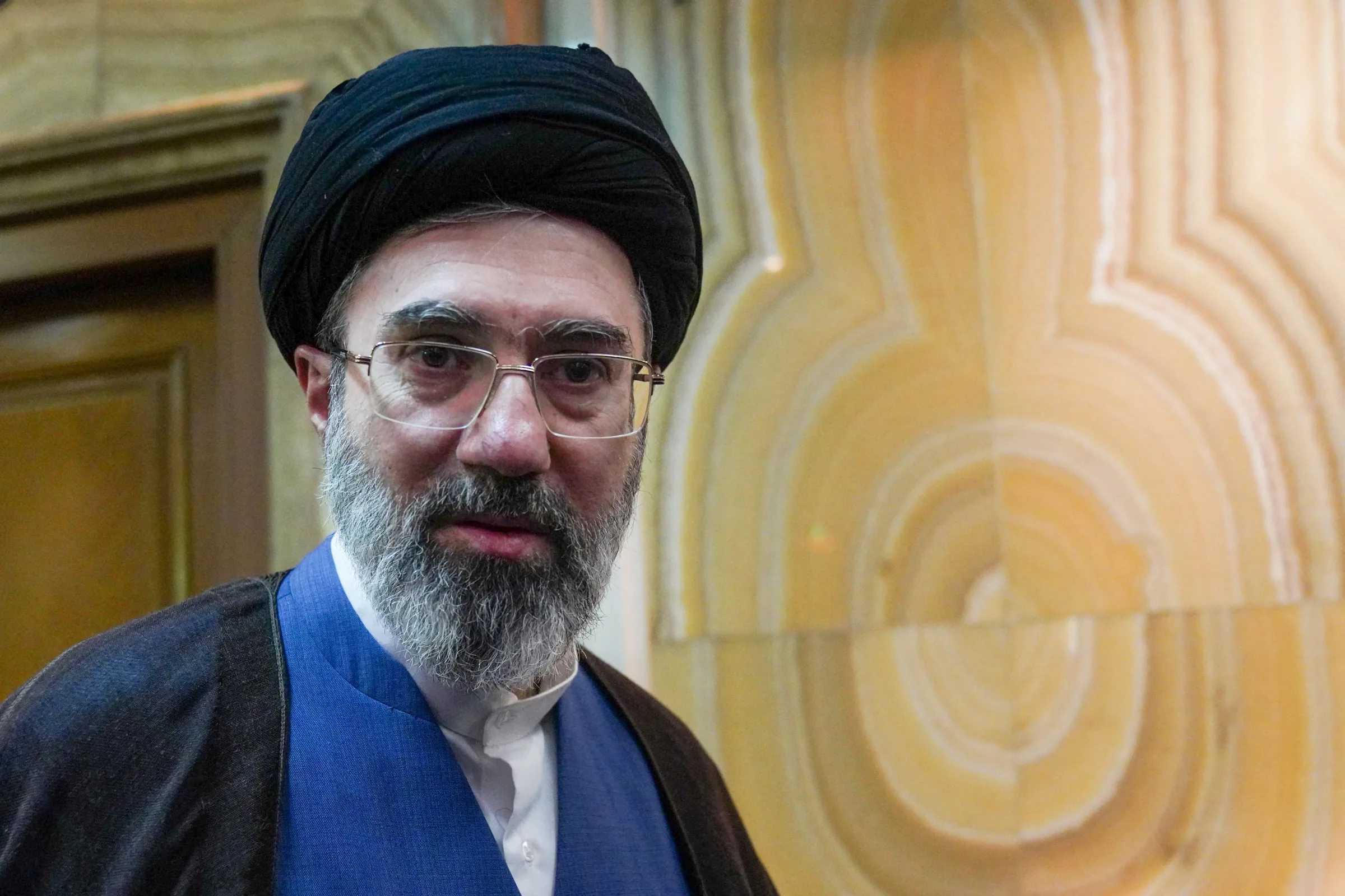 Mojtaba Khamenei pede vingança após funeral do pai