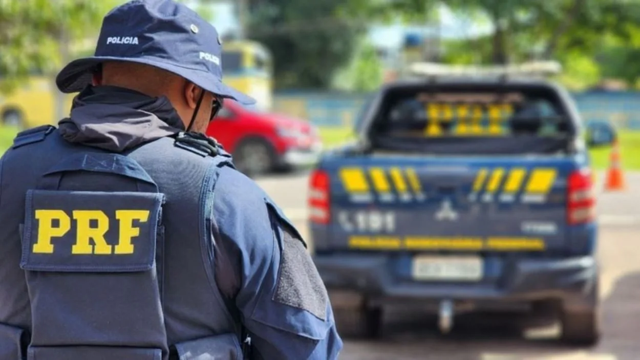 PRF apreende 210 celulares e 10 rádios sem nota fiscal na BR-222