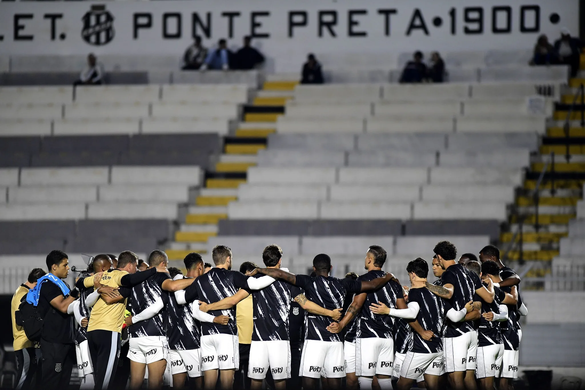 Ponte Preta enfrenta crise sem precedentes na Série B