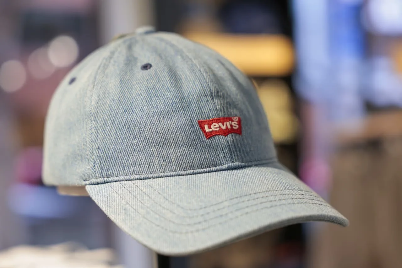 Levi's busca novas estratégias para atrair clientes com foco em tops e 'luxo denim'