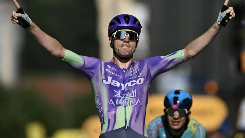 Ciclista suíço Mauro Schmid vence a 13ª etapa do Tour de France