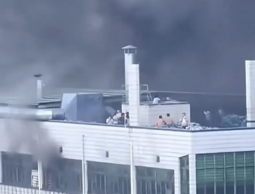 Incêndio em fábrica de calçados na China deixa 28 mortos; vídeo mostra trabalhadores presos no telhado