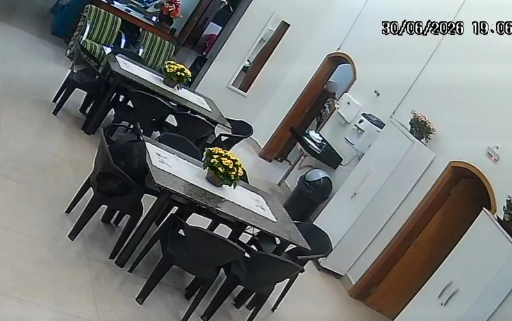 Cuidadora é flagrada furtando celular de paciente em casa de repouso em Franca, SP