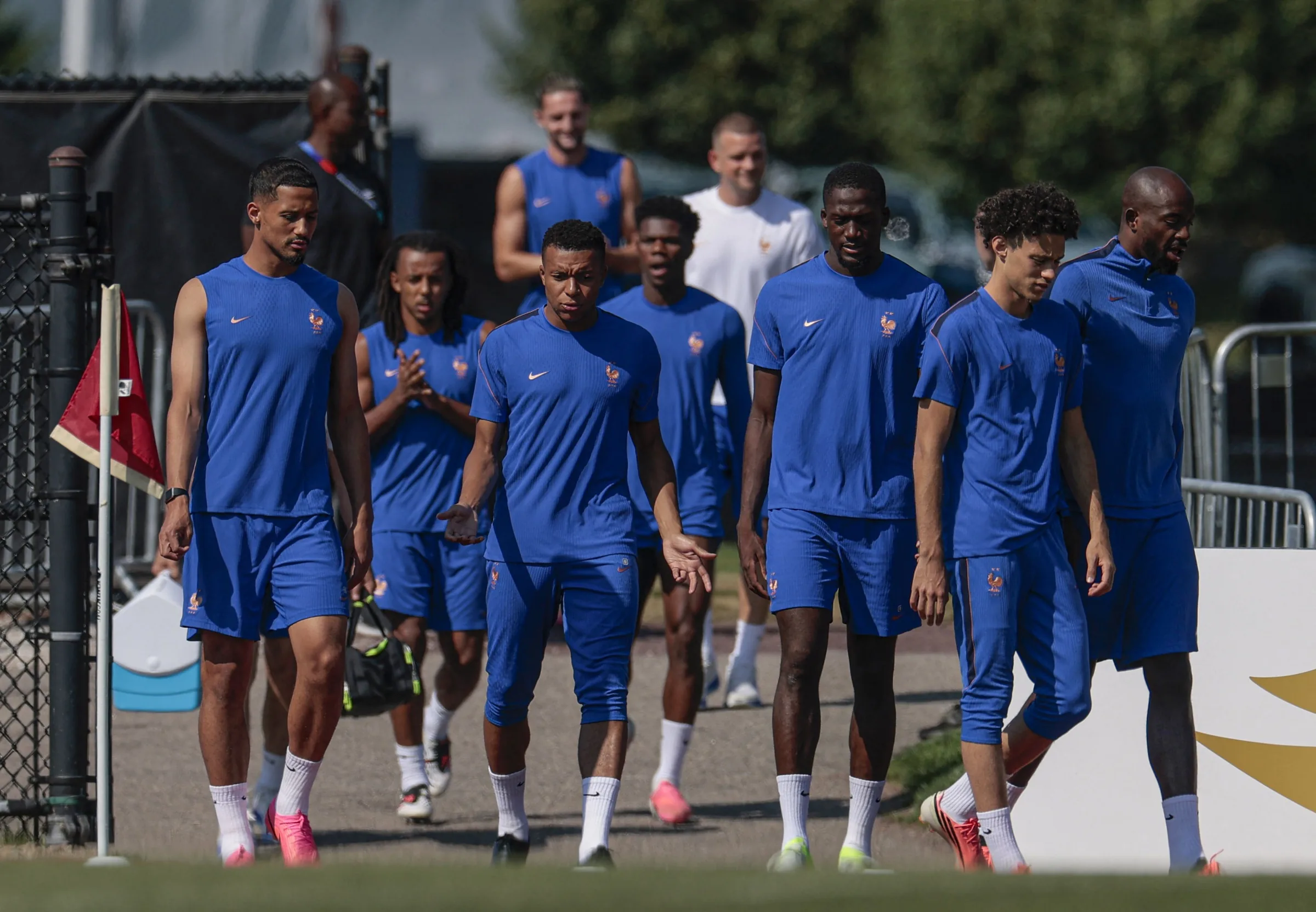 Tchouaméni retorna a treinos e Doué pode ser titular na França contra Marrocos