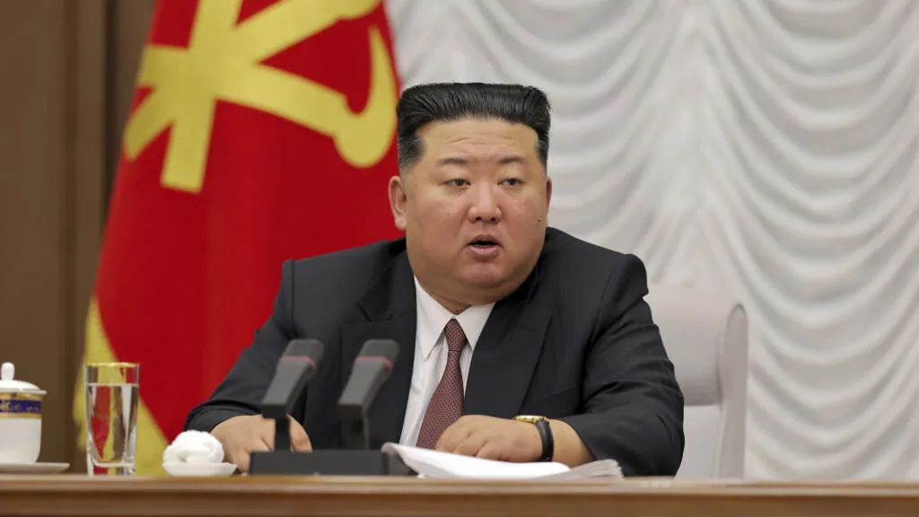 Coreia do Norte anuncia fortalecimento de força nuclear e espionagem na Coreia do Sul