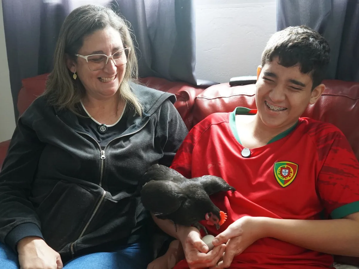 Galinha de apoio emocional ajuda adolescente autista a enfrentar ansiedade