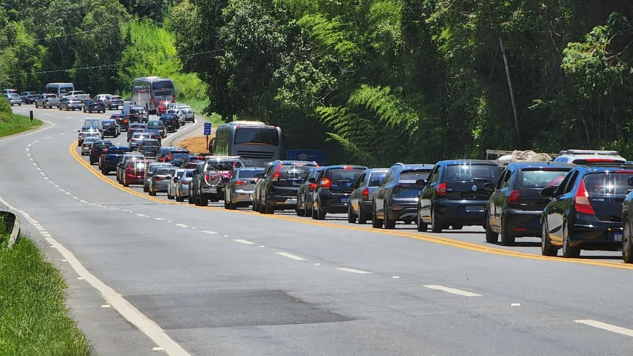 Movimento nas estradas do Alto Tietê para o feriado de 9 de julho