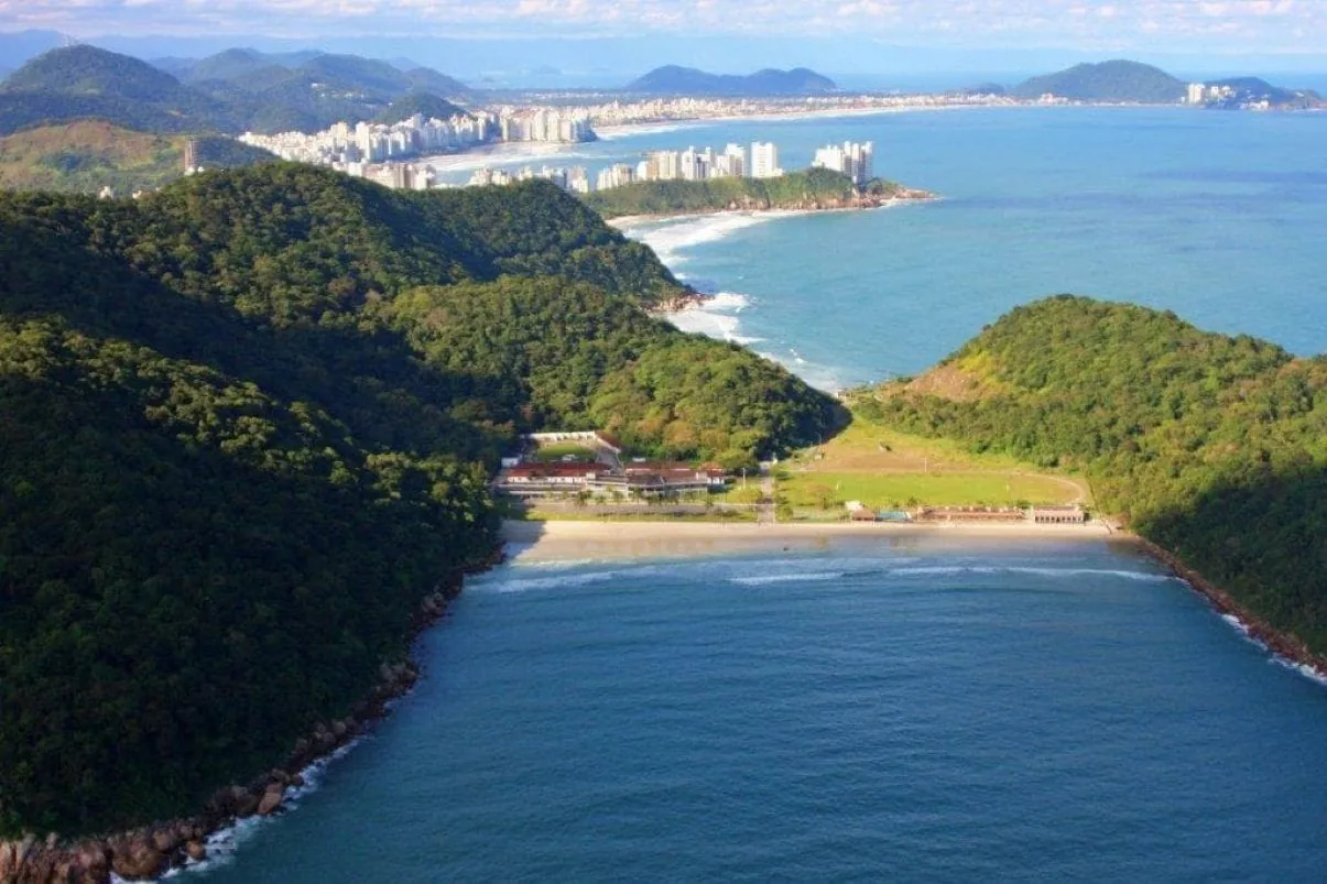 Praia do Monduba, em Guarujá, tem acesso controlado e história militar
