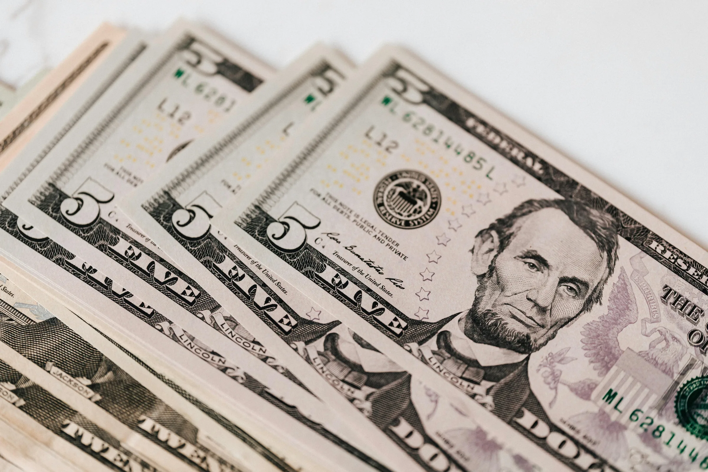 Dólar inicia dia em alta após tarifas dos EUA e dados econômicos no horizonte