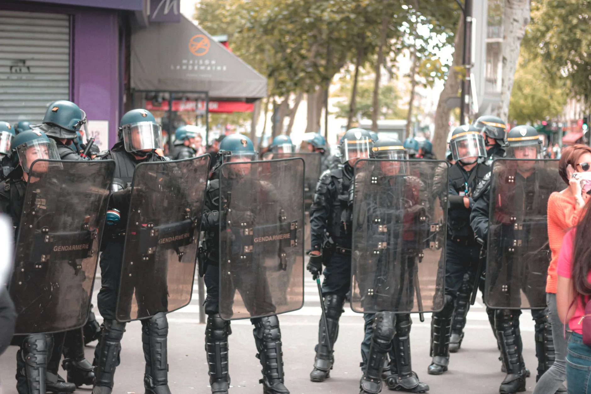 França: Entre a Paixão pelo Futebol e os Desafios Políticos