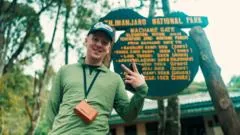 Aitch conquista o Kilimanjaro em homenagem à irmã com síndrome de Down