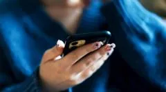 Governo britânico propõe restrição noturna em redes sociais para adolescentes