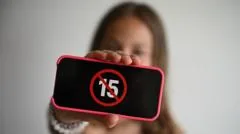 France passes law banning under-15s from social media