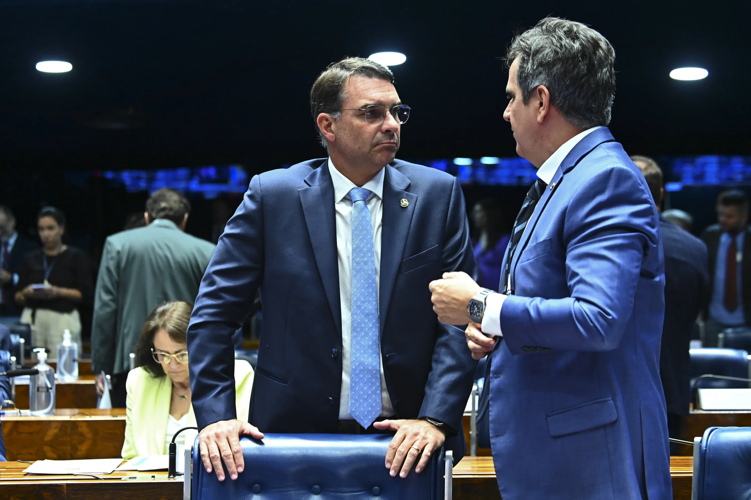Ciro Nogueira comunica Flávio Bolsonaro que PP e União Brasil ficarão neutros em eleição presidencial