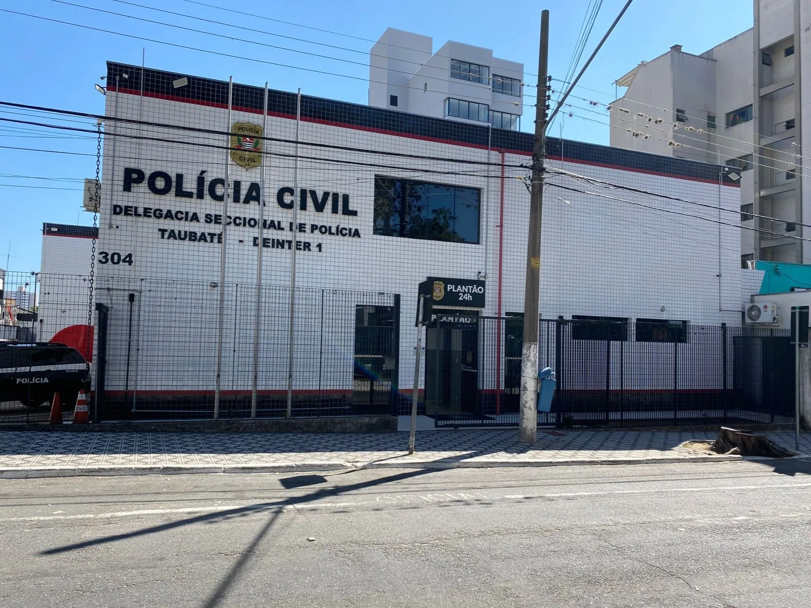 Homem suspeito de violência doméstica é morto dentro de delegacia ao tentar pegar arma de policial