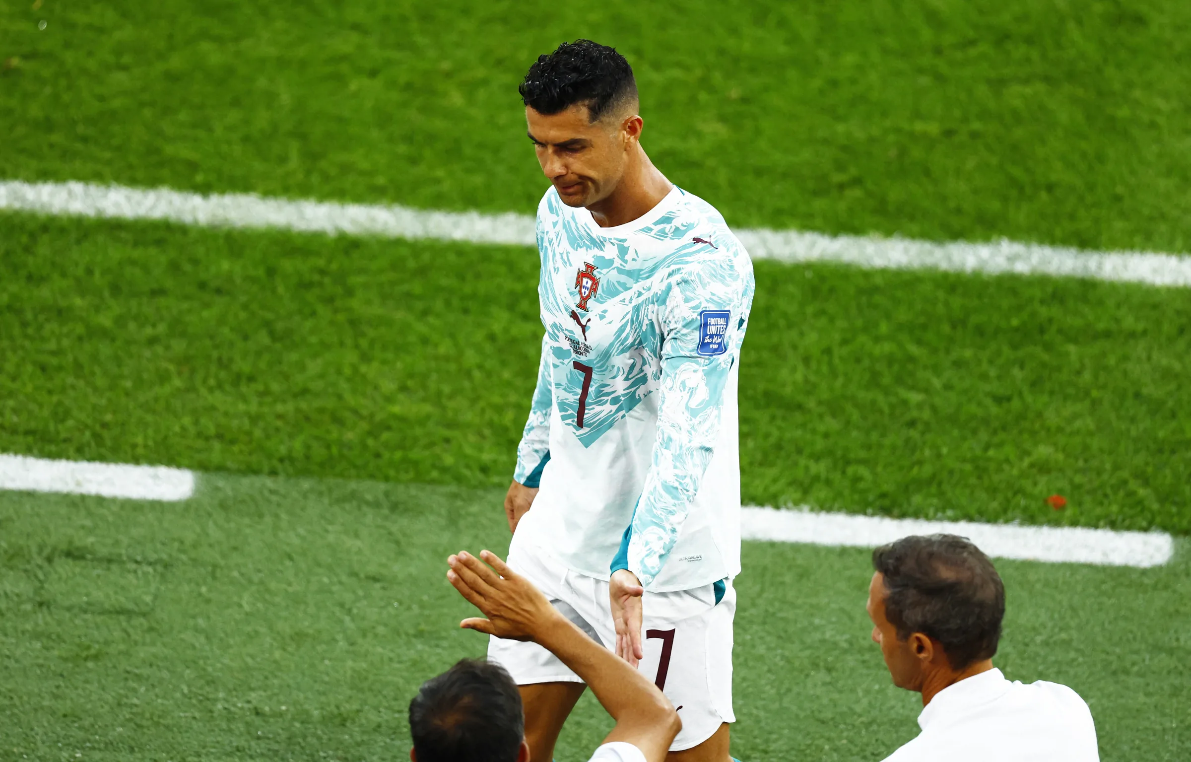 Cristiano Ronaldo deixa campo insatisfeito após substituição em Portugal x Croácia