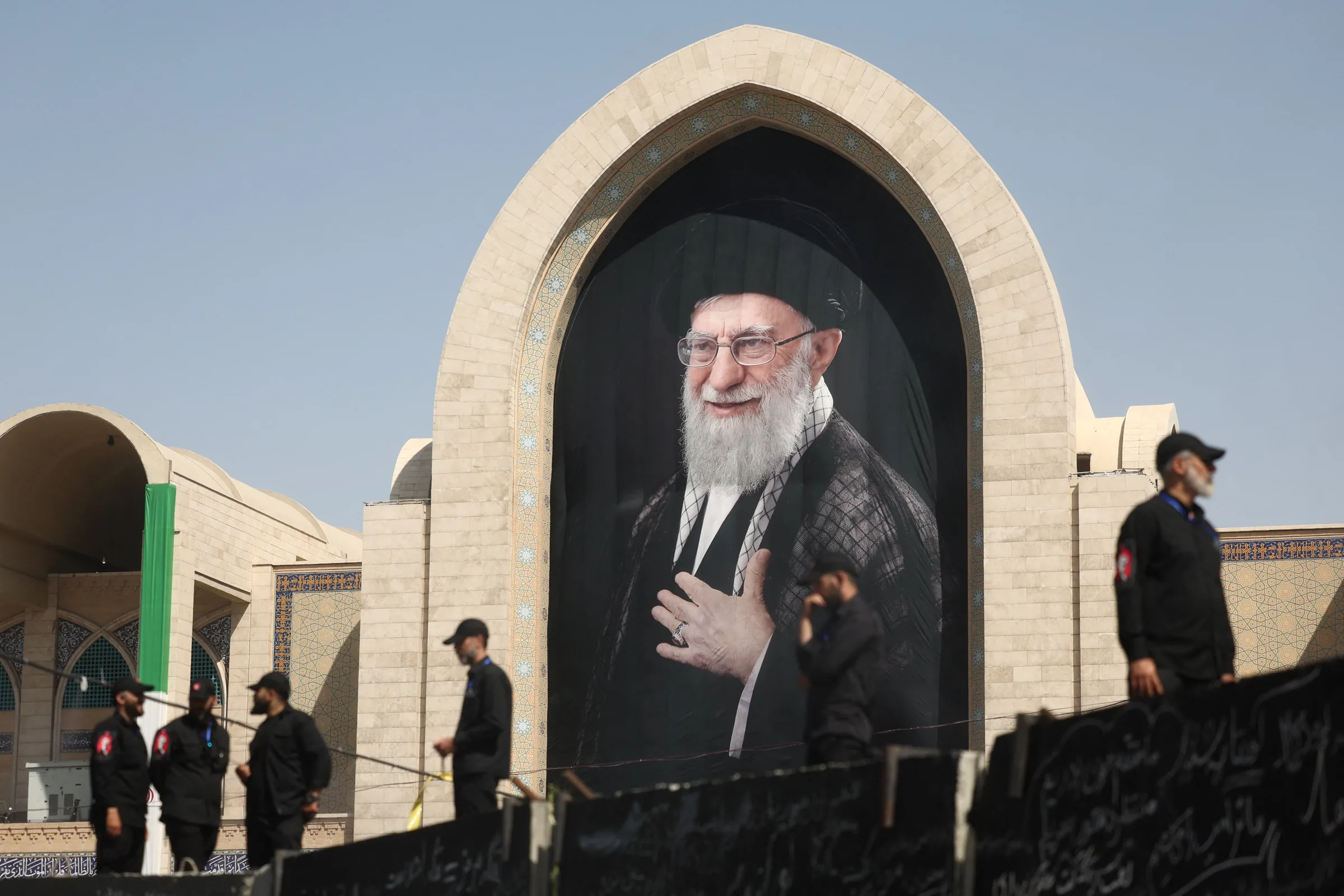 Funeral de Ali Khamenei ocorre quatro meses após sua morte
