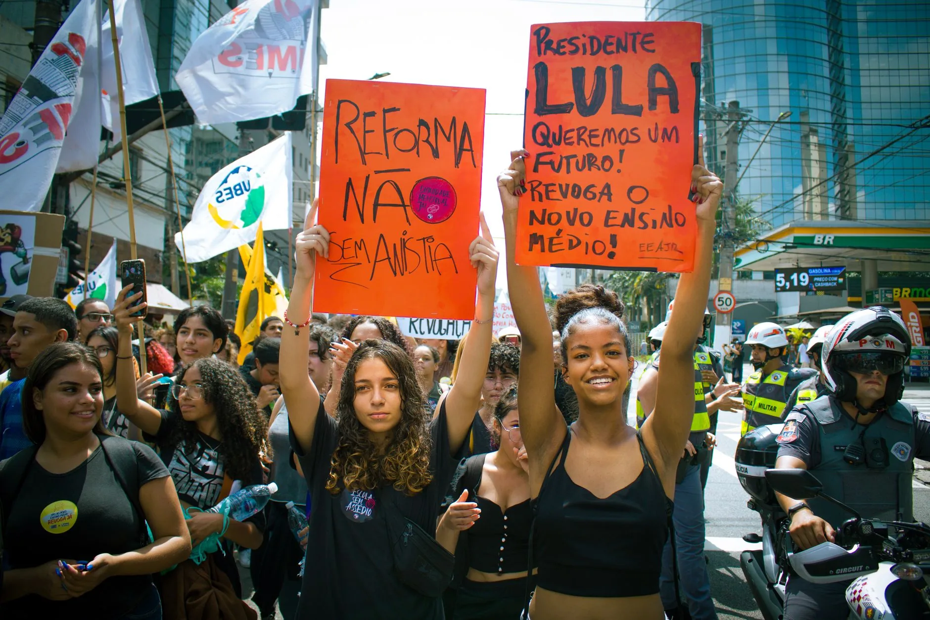 Entenda: A Insatisfação dos Brasileiros e o Impacto da Política na Campanha de Lula