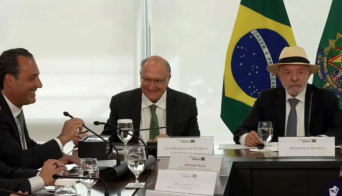 CEO italiano da Stellantis brinca após microfone falhar em reunião com Lula: 'Deve ser de origem asiática a bateria'