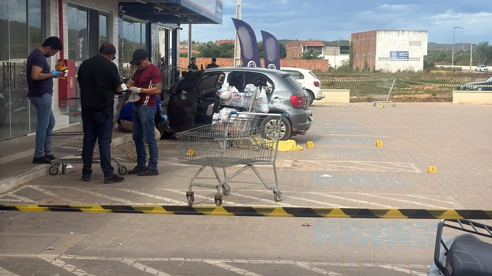 Homem é morto e companheira é baleada na saída de supermercado no Ceará