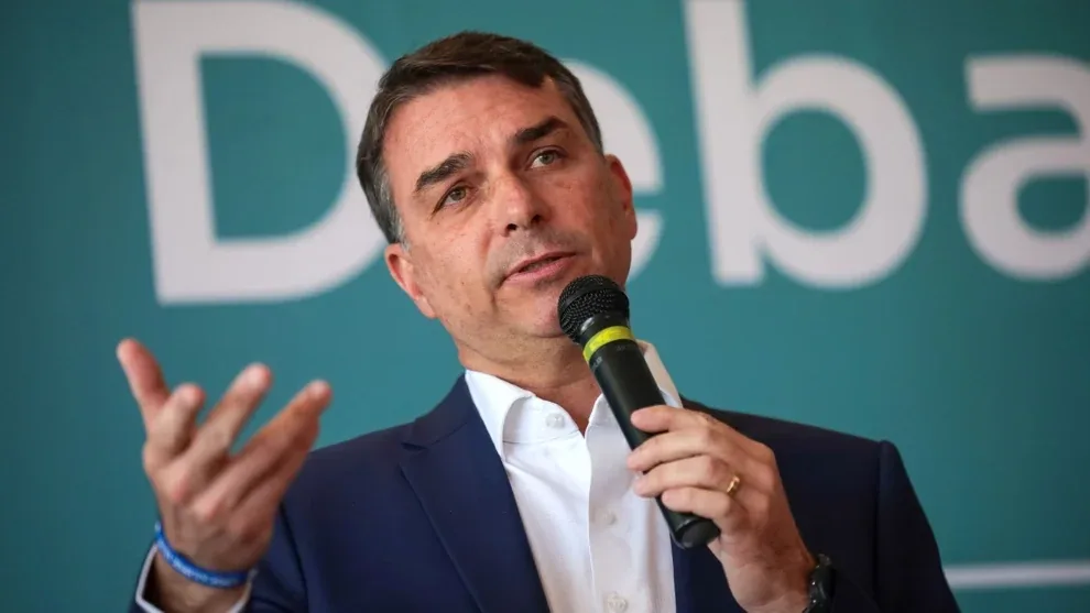 Escritório de Flávio Bolsonaro emitiu notas de R$ 1 milhão para empresa ligada ao caso Banco Master