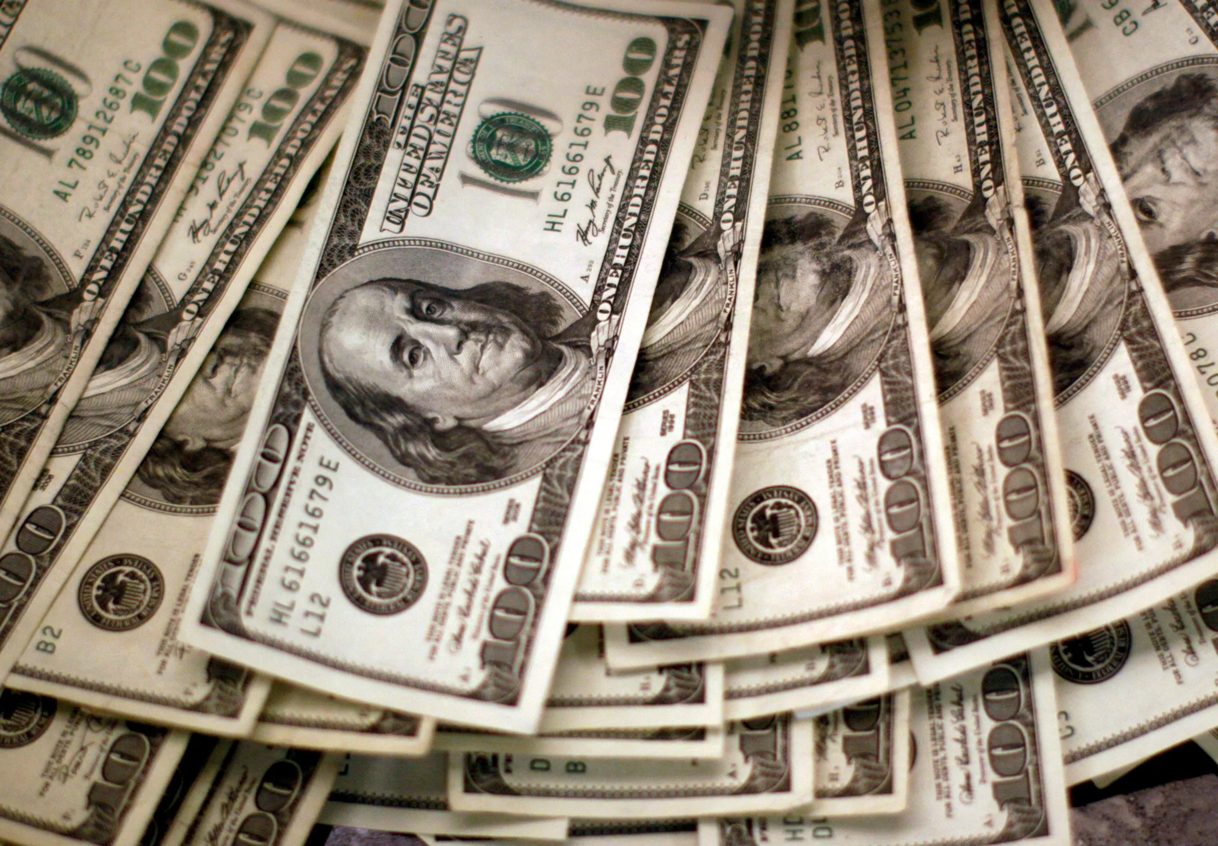 Dólar inicia o dia em queda, influenciado por inflação e tensões geopolíticas