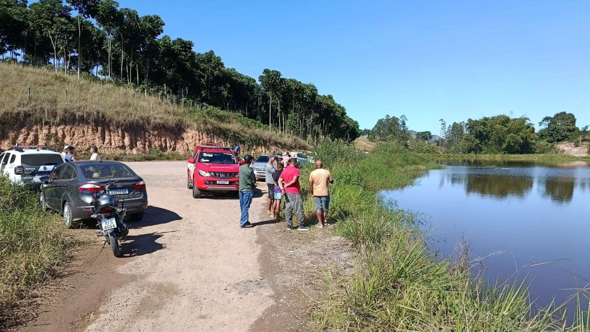 Motorista morre afogado após carro cair em represa em Pinheiros