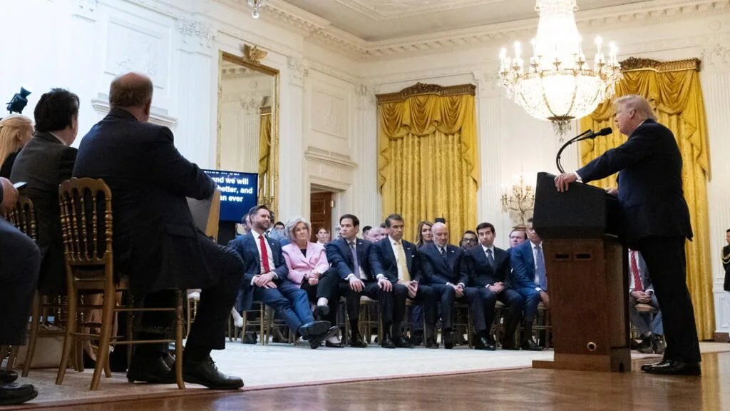 Divisão na mídia dos EUA sobre transmissão de discurso de Trump repleto de alegações não comprovadas