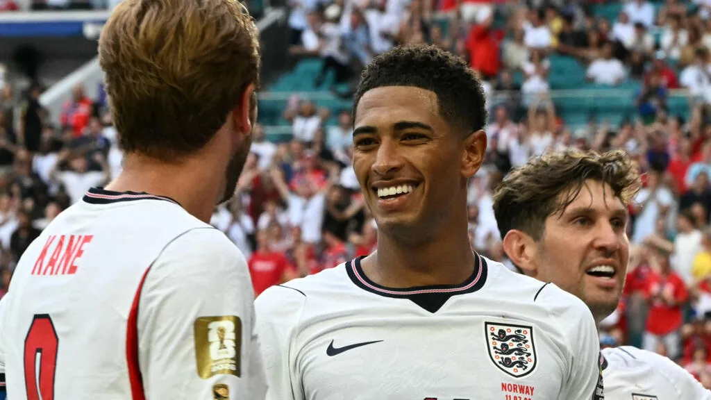 Bellingham brilha e garante vitória da Inglaterra sobre a Noruega