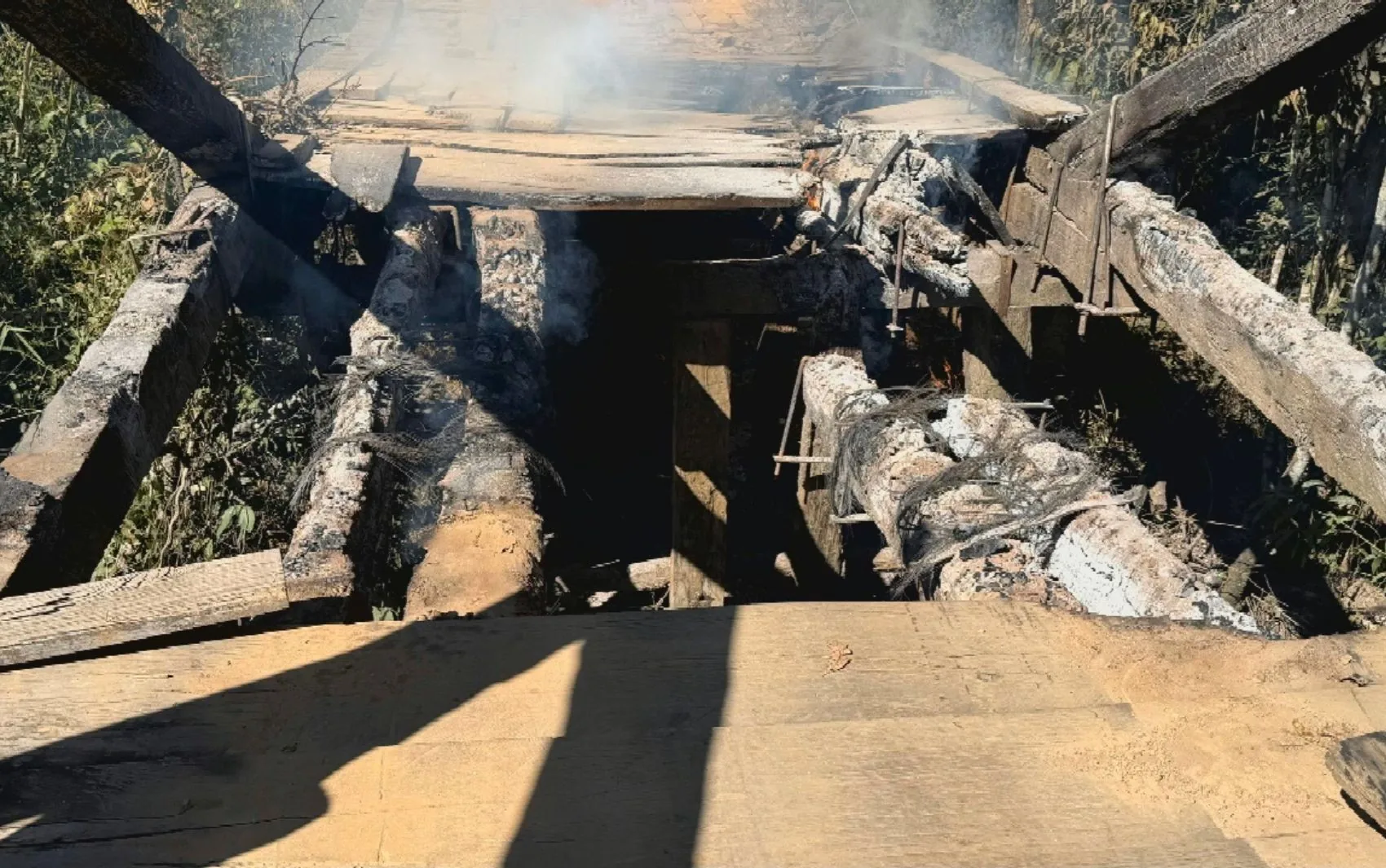 Ponte incendiada em Niquelândia ameaça isolamento de moradores