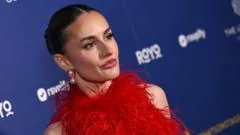 Amber Davies critica espectadora por filmar espetáculo de Legally Blonde