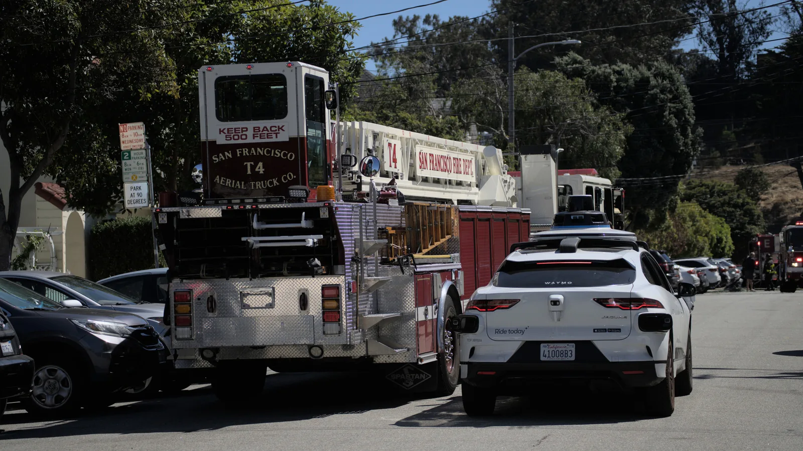 NHTSA exige soluções de fabricantes de carros autônomos após interferências em emergências