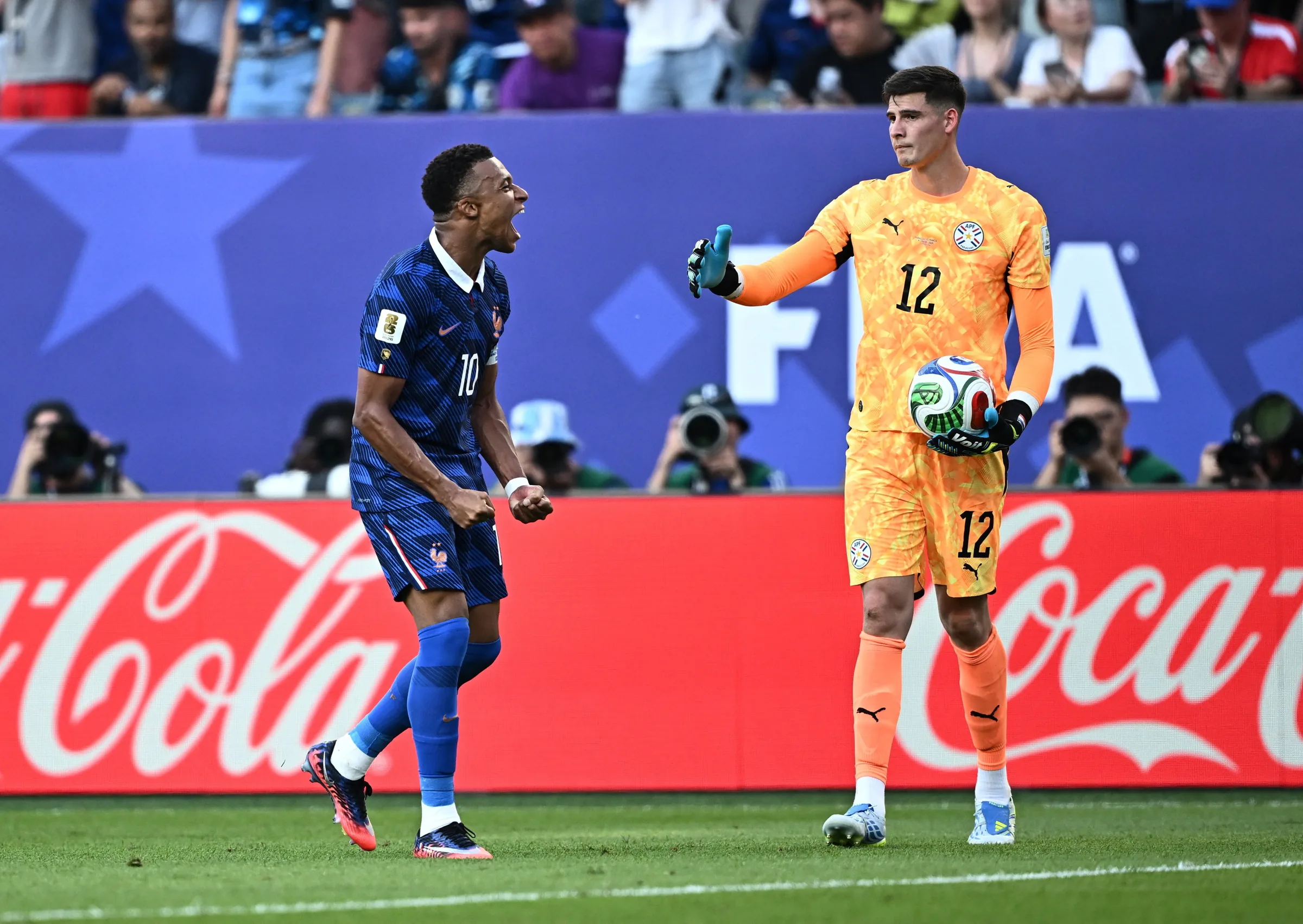Goleiro do Paraguai rebate Mbappé: "Hoje se notou que ele se complicou"
