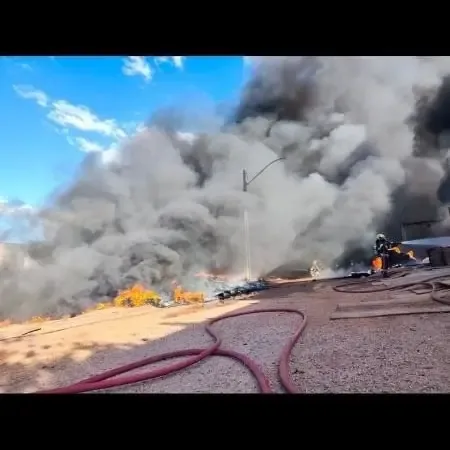Incêndio de grande proporção em depósito de borracha mobiliza bombeiros em Goiânia; vídeo