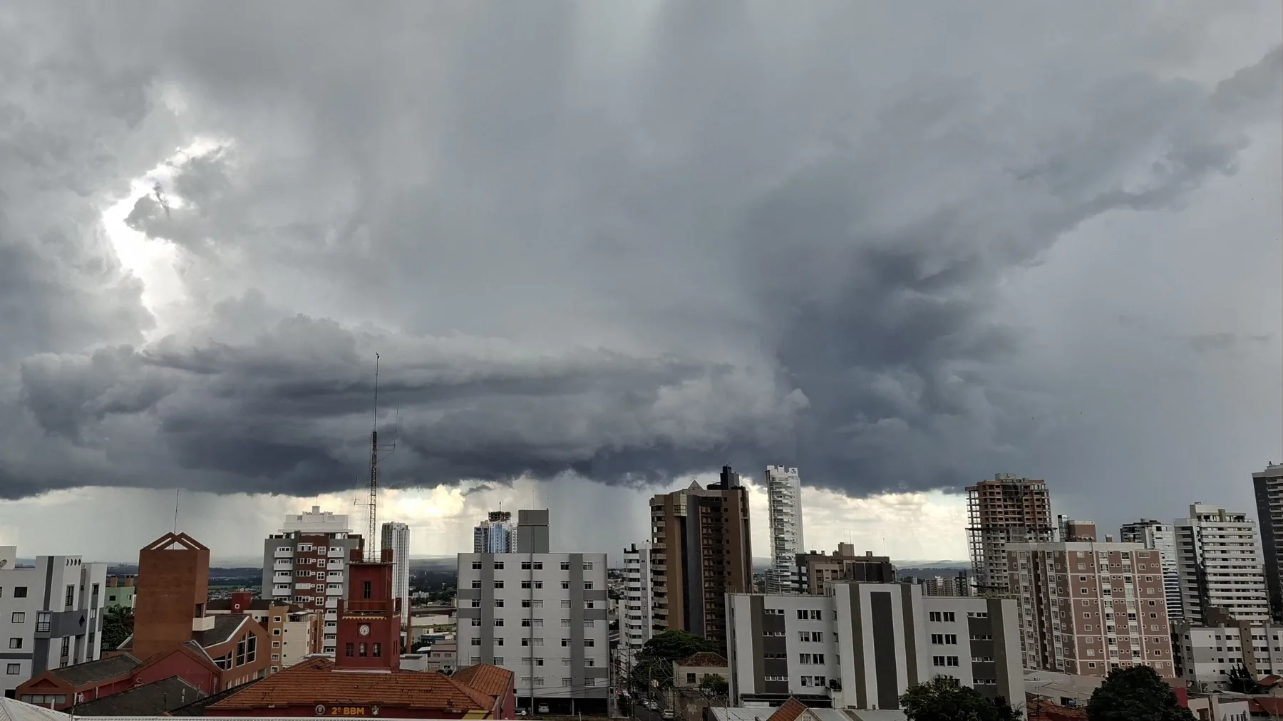 Frente fria leva temporais ao Paraná, Santa Catarina e Mato Grosso do Sul; tempo seco persiste no Centro-Oeste e Sudeste