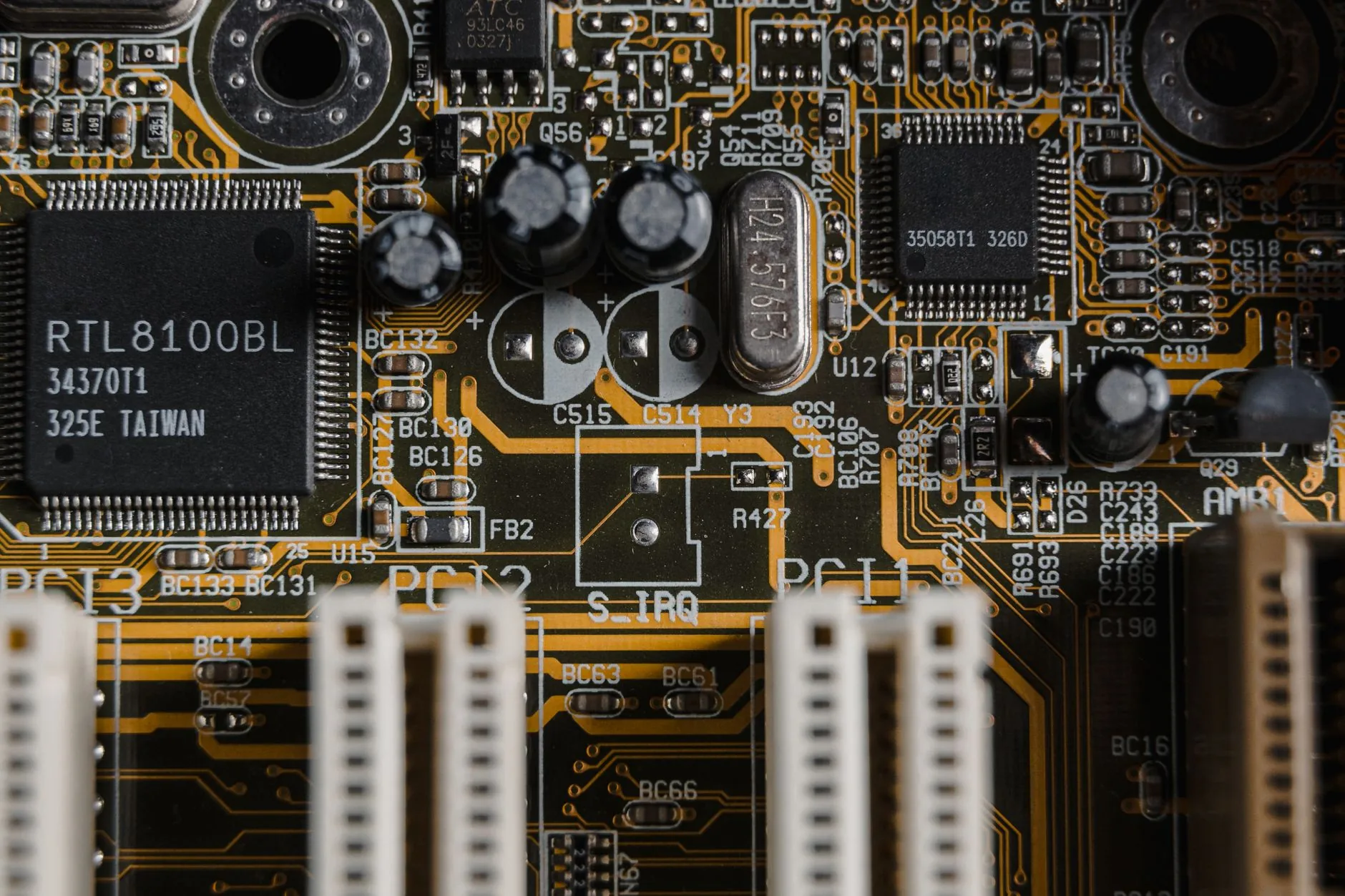 Balanço: Avanços e Desafios na Indústria de Semicondutores e Redes Sociais