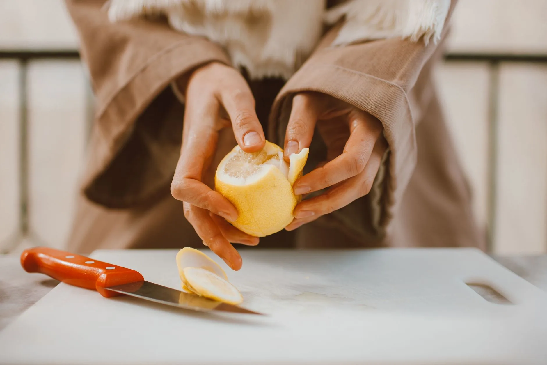 Cascas de limão: uma solução prática para odores na cozinha