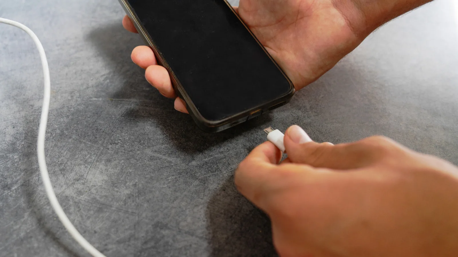 Por que os celulares ainda consomem bateria quando desligados?