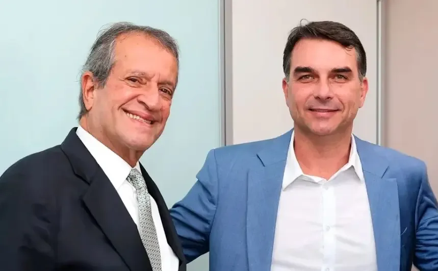 Crises marcam pré-campanha de Flávio Bolsonaro