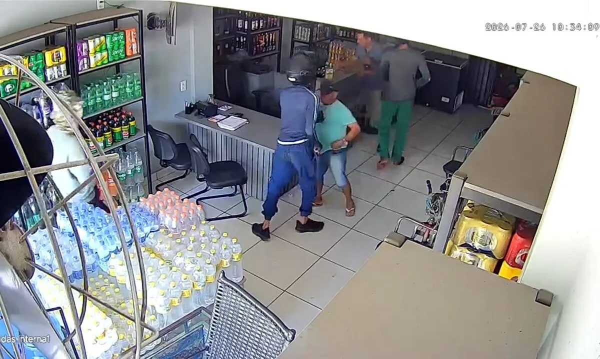 Imagens de câmeras de segurança registram assalto a depósito de bebidas, em Sapé, PB