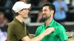 Djokovic enfrenta Sinner em busca de mais um título histórico