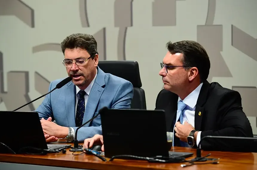 Marconi Perillo busca apoio a Flávio Bolsonaro em Goiás