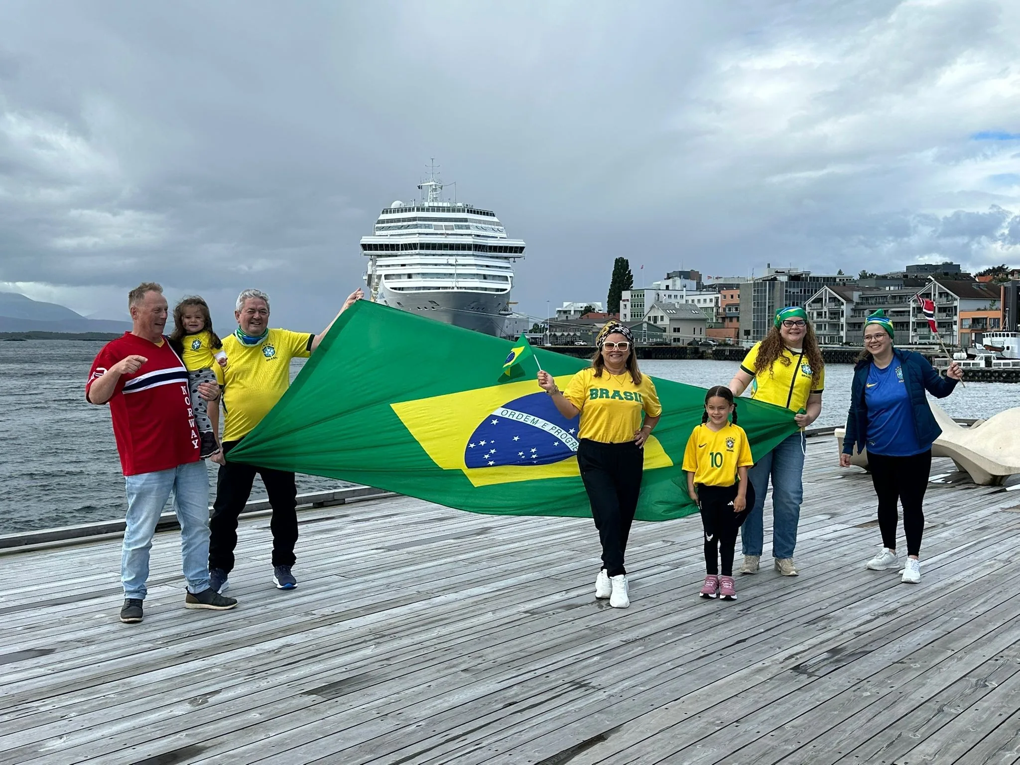 Família paraibana assiste ao jogo do Brasil na Noruega com noruegueses