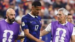 Arsenal avaliará lesão nas costas de Saliba, com cirurgia em pauta